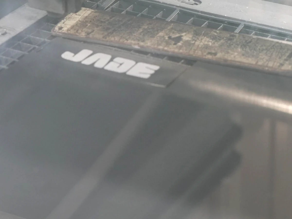 Gravure au laser du logo sur une tasse de voyage en acier